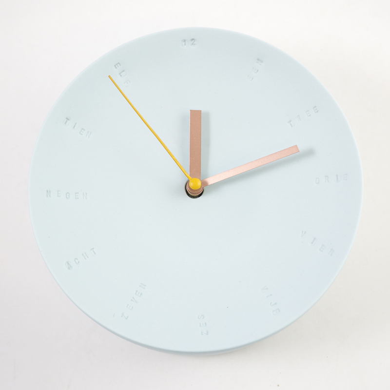 Horloge murale en porcelaine 17cm bleu ciel/jaune * Studio Harm en Elke