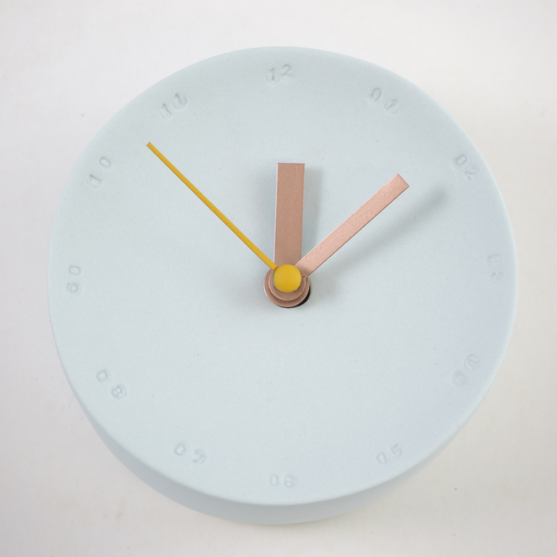 Horloge murale en porcelaine 10cm bleu ciel/jaune * Studio Harm en Elke