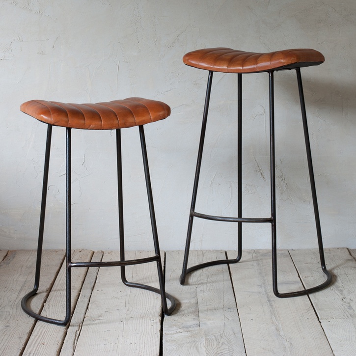 Tabouret (60,50cm) en métal et cuir cognac vieilli Narwana * Nkuku