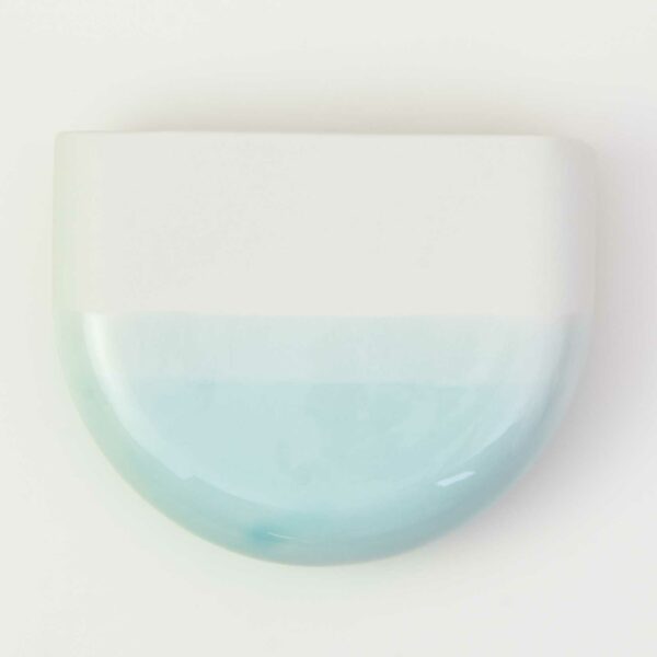 Vase mural semi-circulaire blanc dégradé bleu ciel / turquoise * Studio Harm en Elke