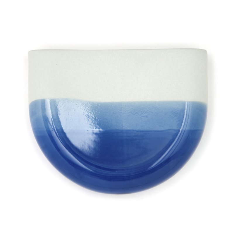 Vase mural semi-circulaire blanc dégradé bleu cobalt * Studio Harm en Elke
