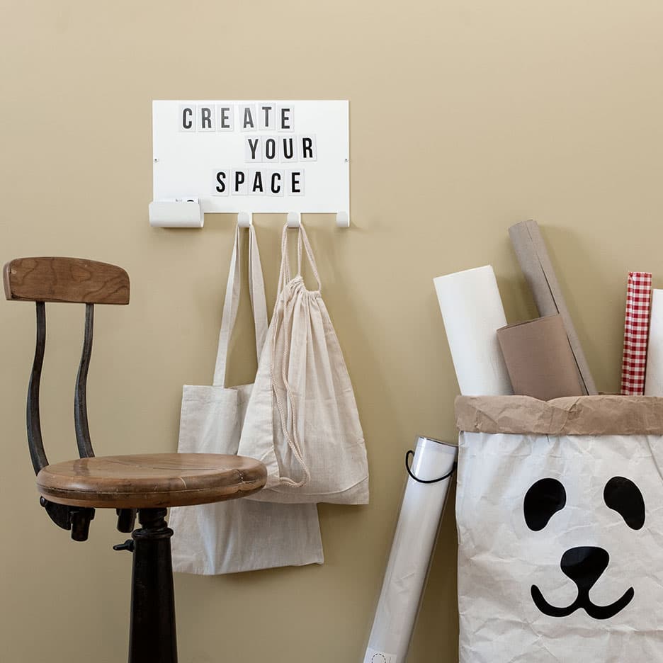 Porte-manteaux crochets avec tableau magnétique blanc et lettres noires * Tresxics