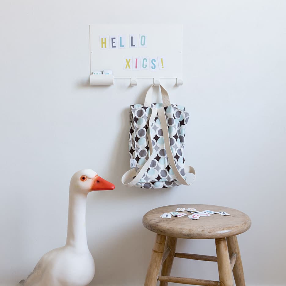Porte-manteaux crochets avec tableau magnétique blanc et lettres magnétiques de couleur * Tresxics