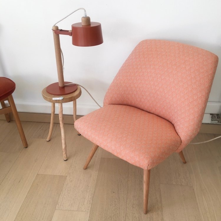 Chauffeuse scandinave vintage tissu corail orangé pieds compas clairs * La Conciergerie Création