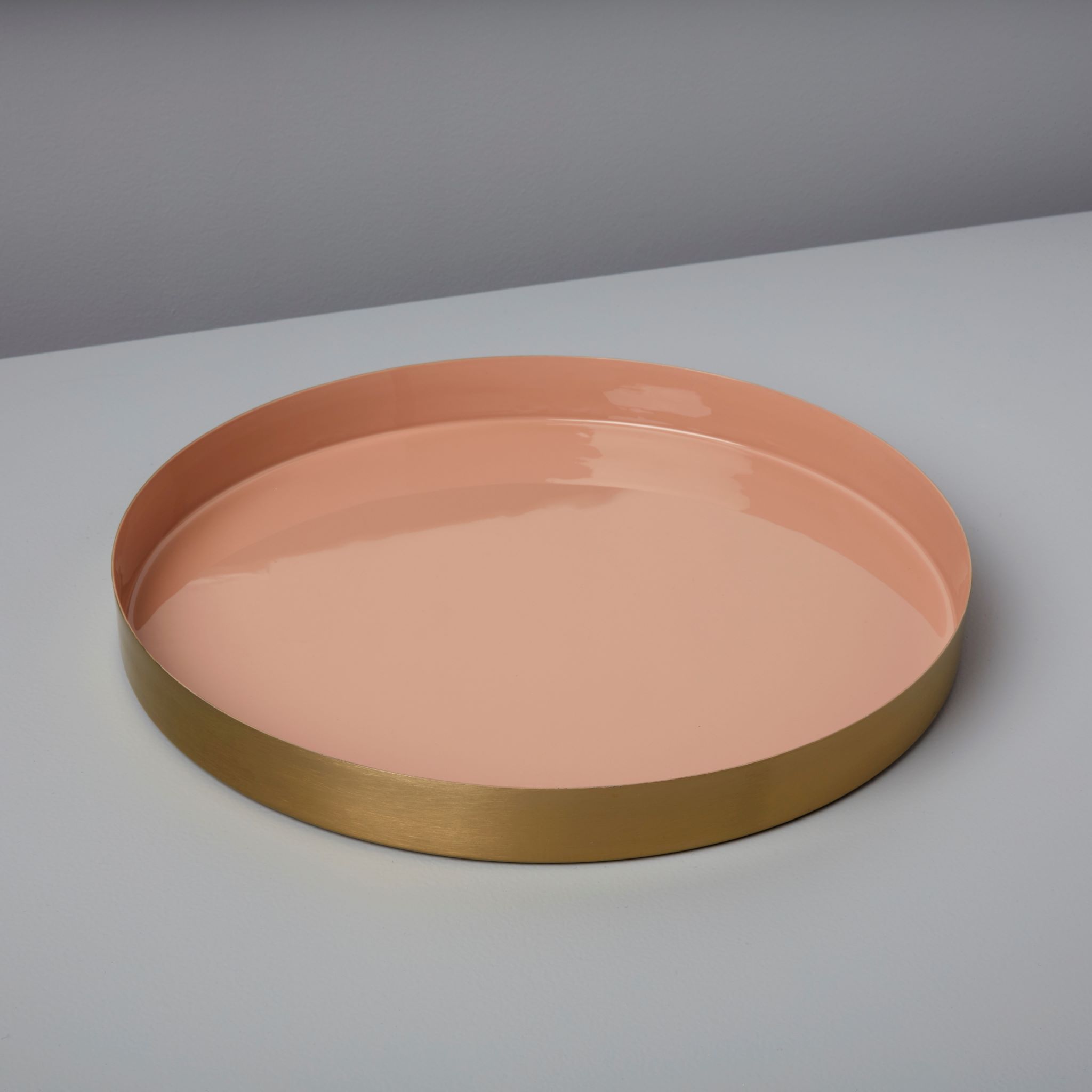 Plateau rond doré et émail rose poudré * Be Home
