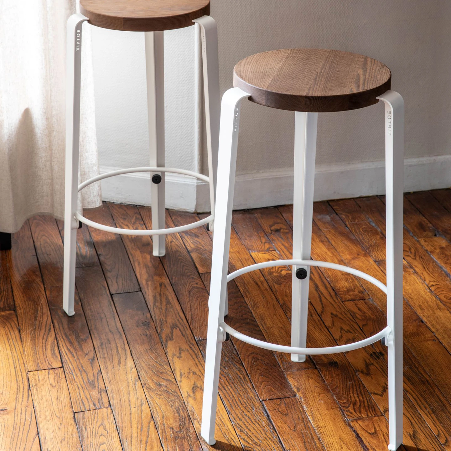 Tabouret BIG LOU – chêne teinté * Tip Toe