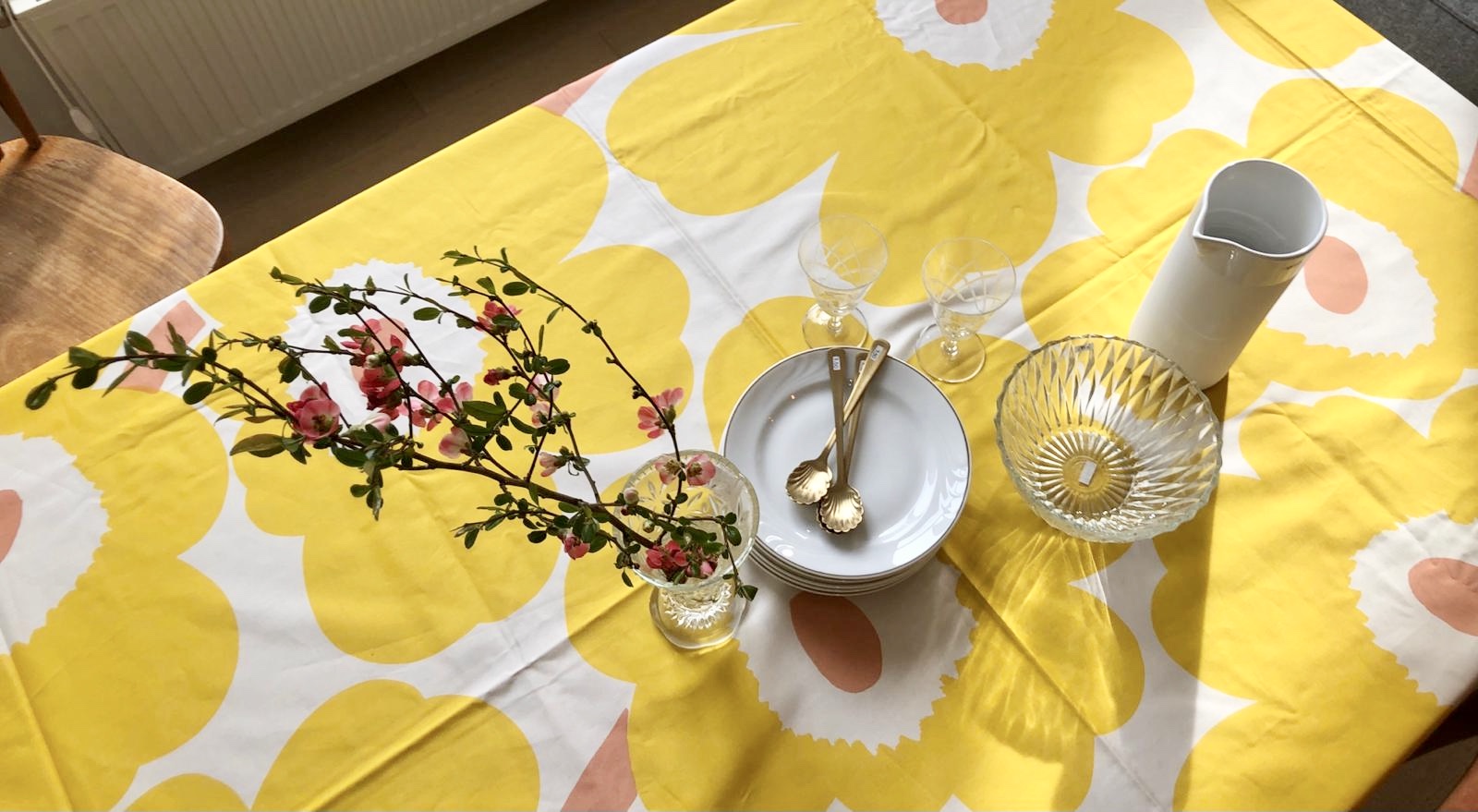 Nappe fleurs Unikko écru, jaune et orangé 140x250cm * Marimekko